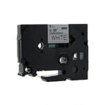 Q-Nomic TZe-S221 fita extra adesiva 9mm texto preto sobre branco (8M) | QNTZe-S221