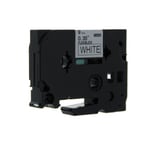 Q-Nomic TZe-221 fita 9mm texto preto sobre branco (8M) | QNTZe-221