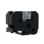 Q-Nomic TZe-S261 fita extra adesiva 36mm texto preto sobre branco (8M) | QNTZe-S261