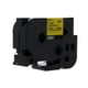 Q-Nomic TZe-S651 fita súper adesiva 24mm texto preto sobre amarelo (8M) | QNTZe-S651