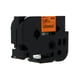Q-Nomic TZe-B51 fita 24mm texto preto sobre laranja fluorescente (5M) | QNTZe-B51