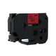 Q-Nomic TZe-451 fita 24mm texto preto sobre vermelho (8M) | QNTZe-451
