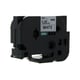 Q-Nomic TZe-252 fita 24mm texto vermelho sobre branco (8M) | QNTZe-252